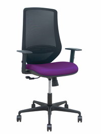 Silla de oficina Mardos con mecanismo Sincro tapizada con Tela color Morado y malla color Negro. Equipada con lumbar 1D, Brazos 1D y Ruedas 65mm nailon
