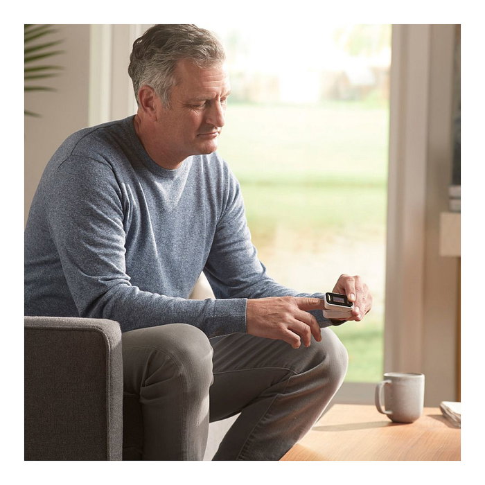 Braun YK-81CEU - Pulsoxímetro de Dedo, Medición Saturación Oxígeno 70-100%, Pantalla OLED, Negro/Acero Inoxidable, con Cordón