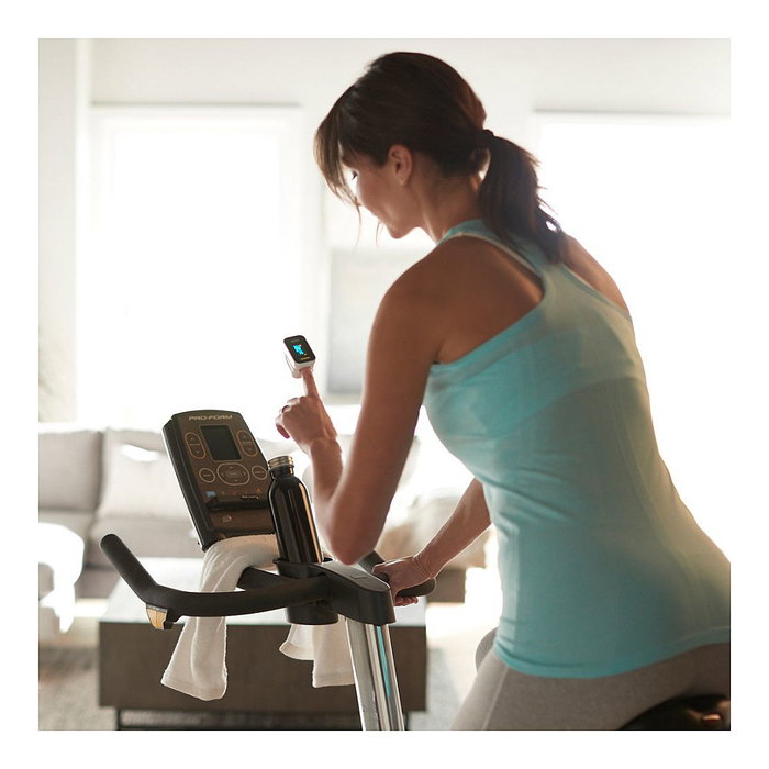 Braun YK-81CEU - Pulsoxímetro de Dedo, Medición Saturación Oxígeno 70-100%, Pantalla OLED, Negro/Acero Inoxidable, con Cordón