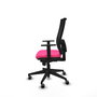Silla de oficina Horna con mecanismo Sincro tapizada con Similpiel color Rosa y malla color Negro. Equipada con lumbar 1D, Brazos 1D y Ruedas 65 mm parqué
