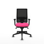 Silla de oficina Horna con mecanismo Sincro tapizada con Similpiel color Rosa y malla color Negro. Equipada con lumbar 1D, Brazos 1D y Ruedas 65 mm parqué