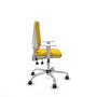 Silla de oficina Elche con mecanismo Asincro tapizada con Tela color Amarillo. Equipada con Base cromada, Reposabrazos blancos y Ruedas 65 mm parqué