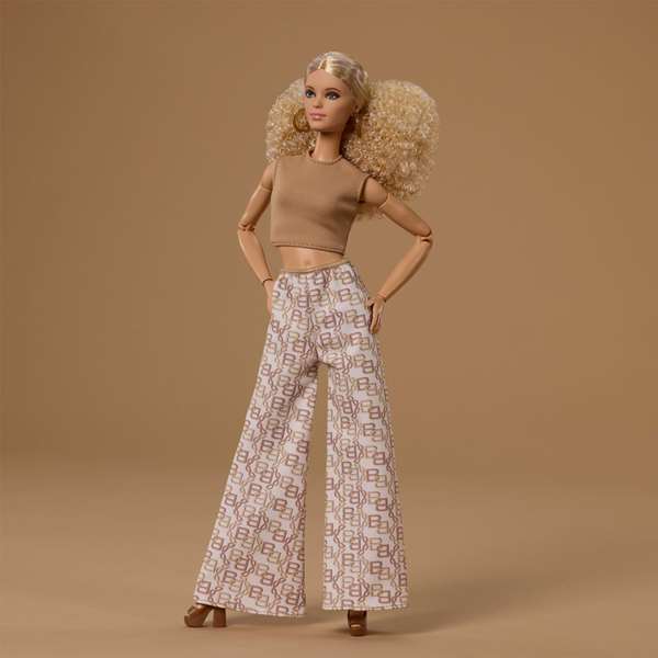 Mattel Barbie Signature Basic Muñeca Rubia, Melena Rizada, Pantalón Campana
