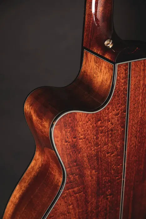 Takamine LTD2025 Guitarra Electroacústica Tapa Abeto Engelmann Sólido Cuerpo Koa Hawaiana Sólido Acabado Antique Evergreen con Preamplificador CTF-2N