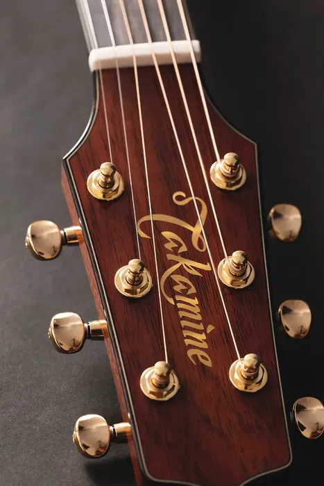 Takamine LTD2025 Guitarra Electroacústica Tapa Abeto Engelmann Sólido Cuerpo Koa Hawaiana Sólido Acabado Antique Evergreen con Preamplificador CTF-2N