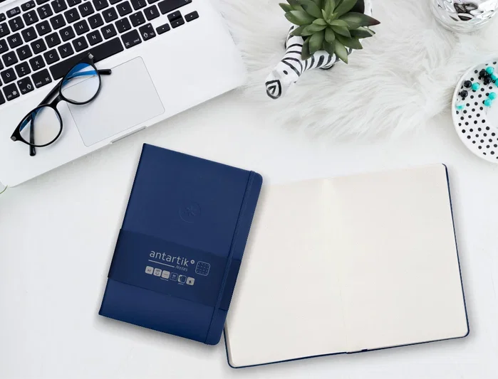 Antartik Notes Cuaderno A5 Tapa Dura Hojas Puntos Azul Marino 100 Hojas 80gr FSC Antartik Notes Cuaderno A5 Tapa Dura Hojas Puntos Azul Marino 100 Hojas 80gr FSC