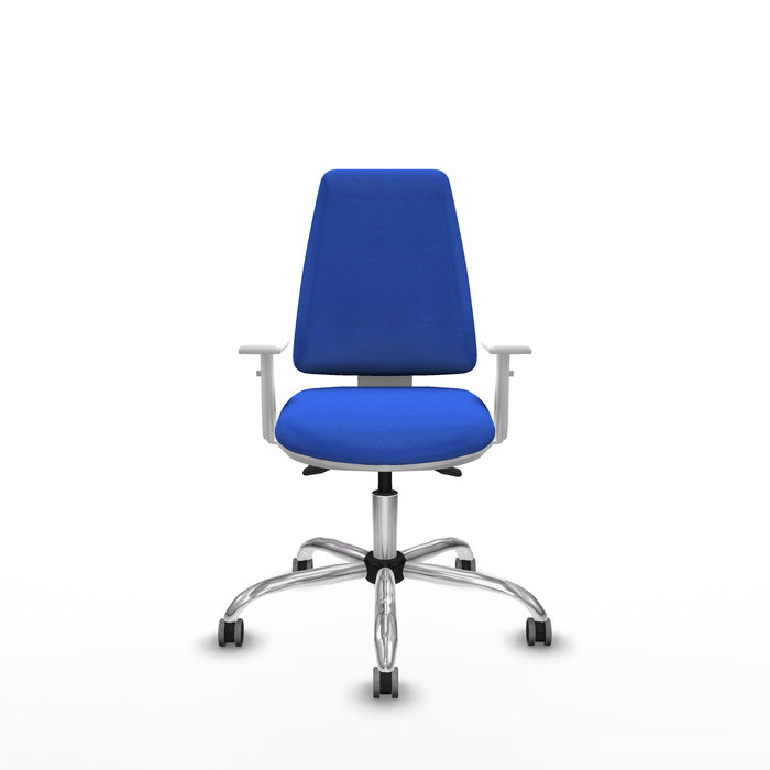 Silla de oficina Elche con mecanismo Asincro tapizada con Tela color Azul. Equipada con Base cromada, Reposabrazos blancos y Ruedas 65 mm parqué