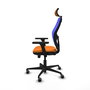 Silla de oficina Jorquera con mecanismo Sincro/Traslack tapizada con Similpiel color Naranja y malla color Azul. Equipada con lumbar 1D, Brazos 3D, Cabecero 2D y Ruedas 65 mm parqué