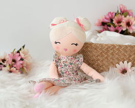 KioKids Muñeca de Trapo Rubia con Vestido de Flores, Suave y Blandita, Edad Recomendada +10 Meses