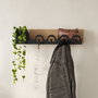 Hanah Home Liora Hanger Sapphire, Percha de Metal de Roble, 63cm Ancho, Carga 5kg, Montaje Pared