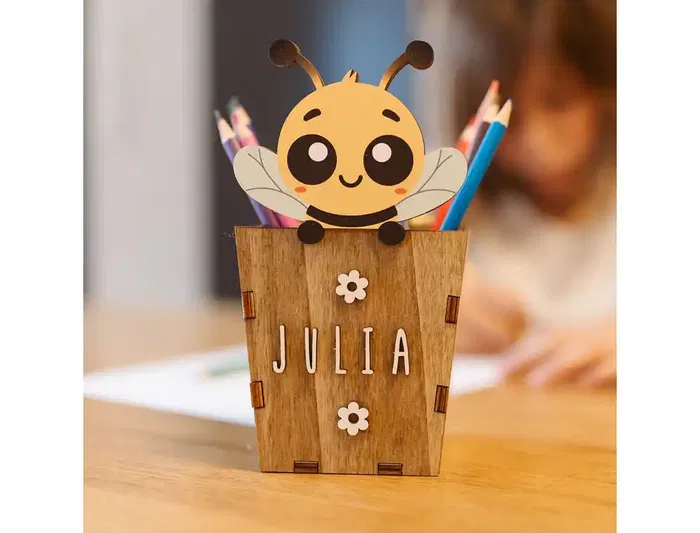 Wondee Cubilete Portalápices Infantil Personalizable de Madera con Kit de Letras y Símbolos para Niños y Niñas.