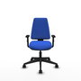 Silla de oficina Elche con mecanismo Asincro tapizada con Tela color Azul. Equipada con Base piramidal negra, Brazos 1D y Ruedas 65mm nailon