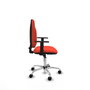 Silla de oficina Algarra con mecanismo Contacto permanente básico tapizada con Tela color Naranja oscuro. Equipada con Base cromada, Brazos 1D y Ruedas de nailon 50 mm