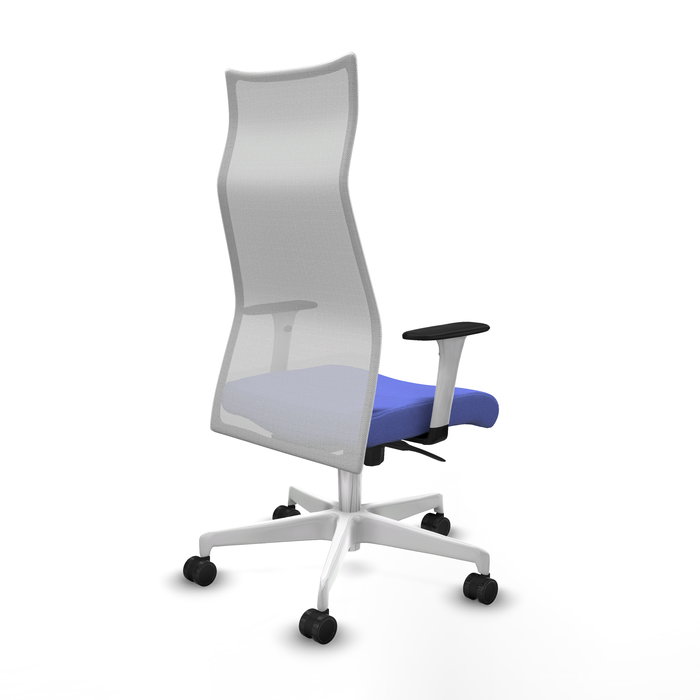 Sillón Albacete con mecanismo Sincro tapizada con Tela color Azul claro y malla color Blanco. Equipado con Base poliamida blanca, Brazos 1D y Ruedas 65mm nailon