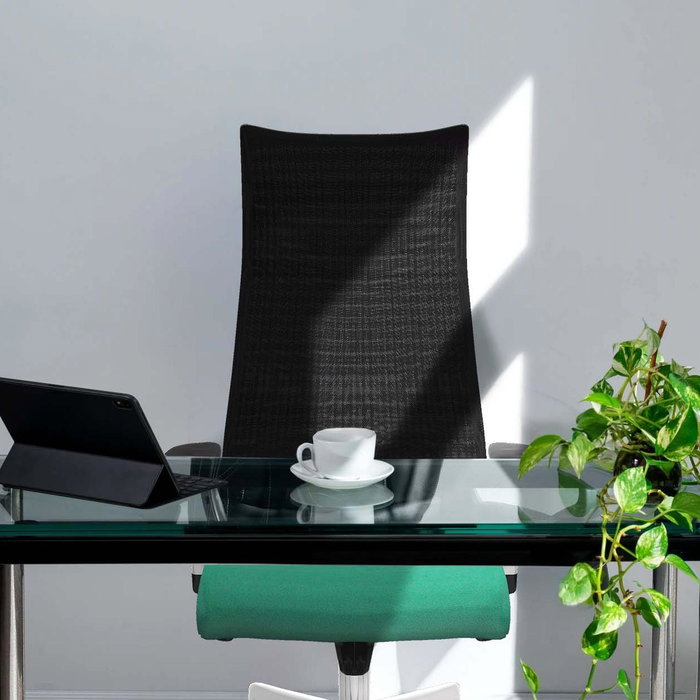 Sillón Albacete con mecanismo Sincro tapizada con Tela color Azul claro y malla color Blanco. Equipado con Base poliamida blanca, Brazos 1D y Ruedas 65mm nailon