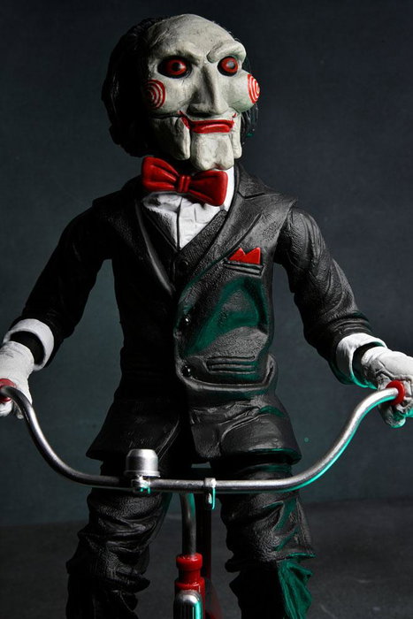 Saw Figura con sonido Billy con Triciclo 30 cm