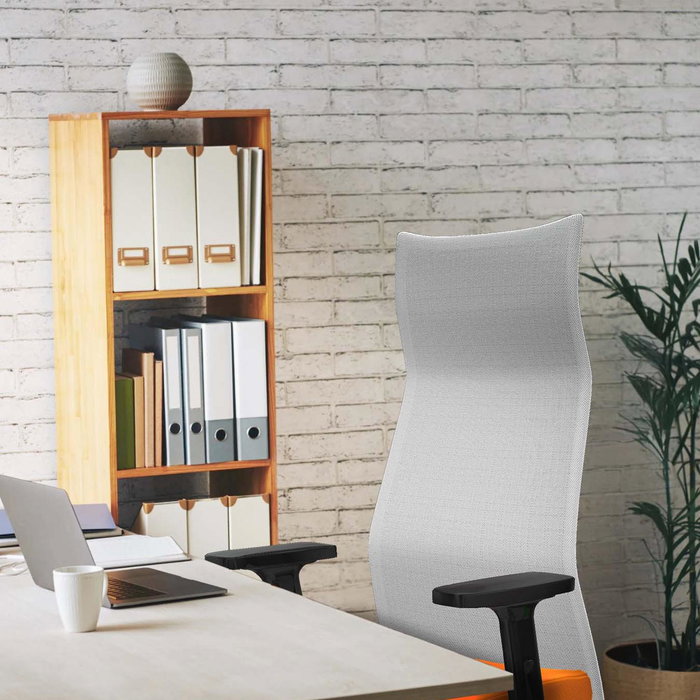 Sillón Albacete con mecanismo Sincro tapizada con Similpiel color Blanco. Equipado con Base poliamida blanca, Brazos 2D y Ruedas 65mm nailon