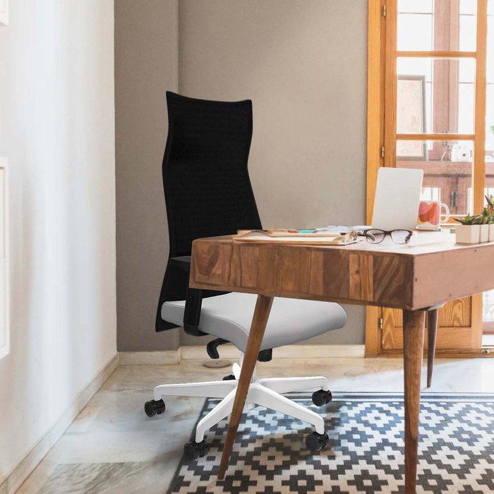 Sillón Albacete con mecanismo Sincro tapizada con Similpiel color Blanco. Equipado con Base poliamida blanca, Brazos 2D y Ruedas 65mm nailon