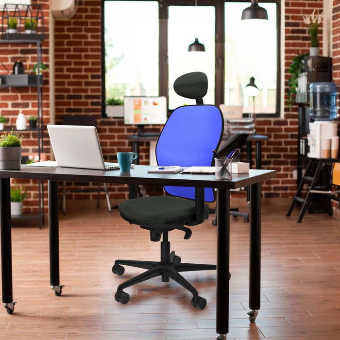 Silla de oficina Jorquera con mecanismo Sincro tapizada con Tela color Gris claro y malla color Azul. Equipada con lumbar 1D, Brazos 1D, Cabecero Fijo y Ruedas 65mm nailon