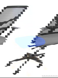 Silla de oficina Motilla con mecanismo Sincro/Traslack tapizada con Tela color Azul claro y malla color Negro. Equipada con lumbar 1D, Brazos 1D y Ruedas 65mm nailon