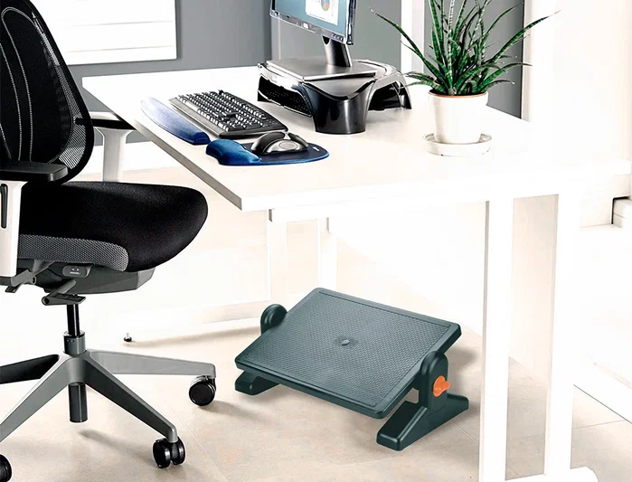 Q-connect Reposapiés de plástico ajustable
