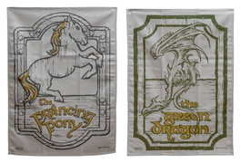 Weta Workshop Juego de 2 Paños de Cocina El Señor de los Anillos Green Dragon & Prancing Pony 69 cm