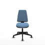 Silla de oficina Elche con mecanismo Asincro tapizada con Tela color Azul cielo. Equipada con Base piramidal negra, Sin brazos y Ruedas 65 mm parqué