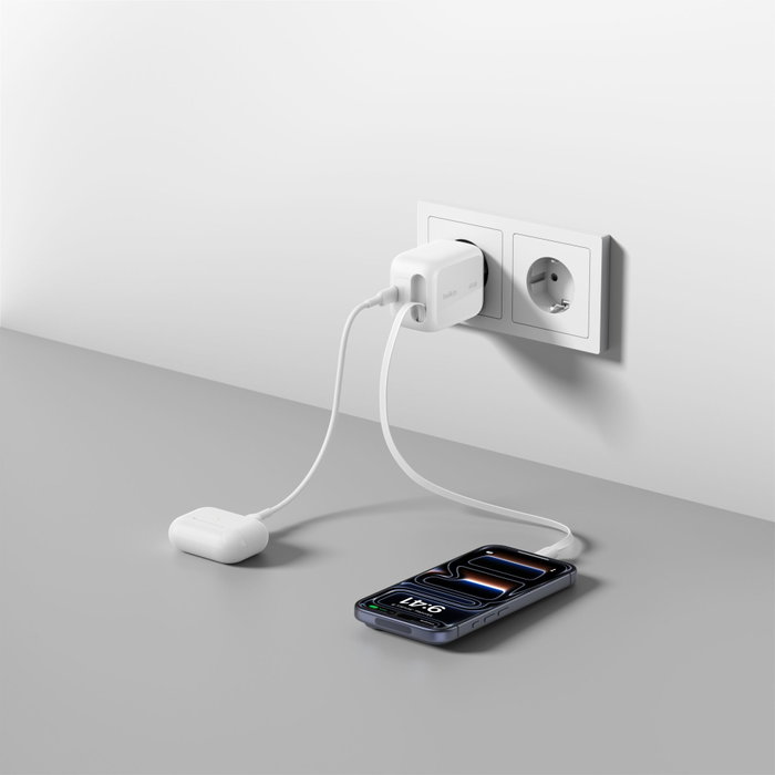 Belkin BOOST Charge Pro 45W Dual GaN con cable USB-C retráctil Blanco