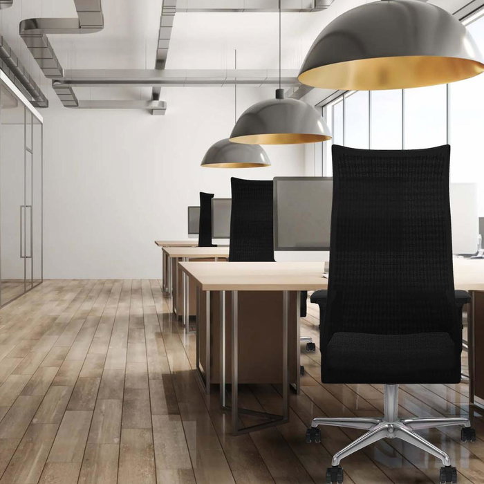 Sillón Albacete con mecanismo Sincro tapizada con Similpiel color Crema y malla color Blanco. Equipado con Base aluminio, Brazos 2D y Ruedas 65mm nailon