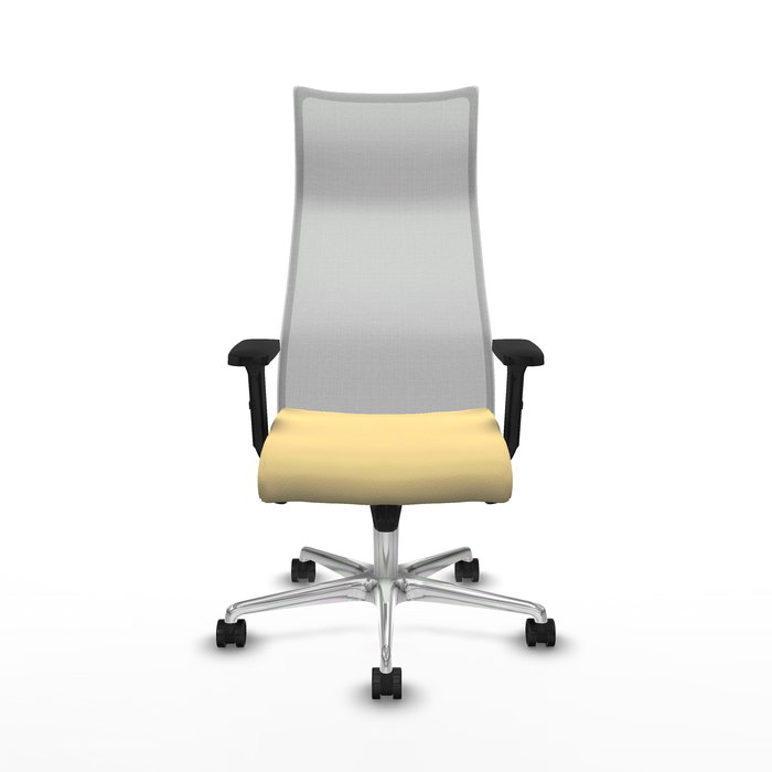 Sillón Albacete con mecanismo Sincro tapizada con Similpiel color Crema y malla color Blanco. Equipado con Base aluminio, Brazos 2D y Ruedas 65mm nailon