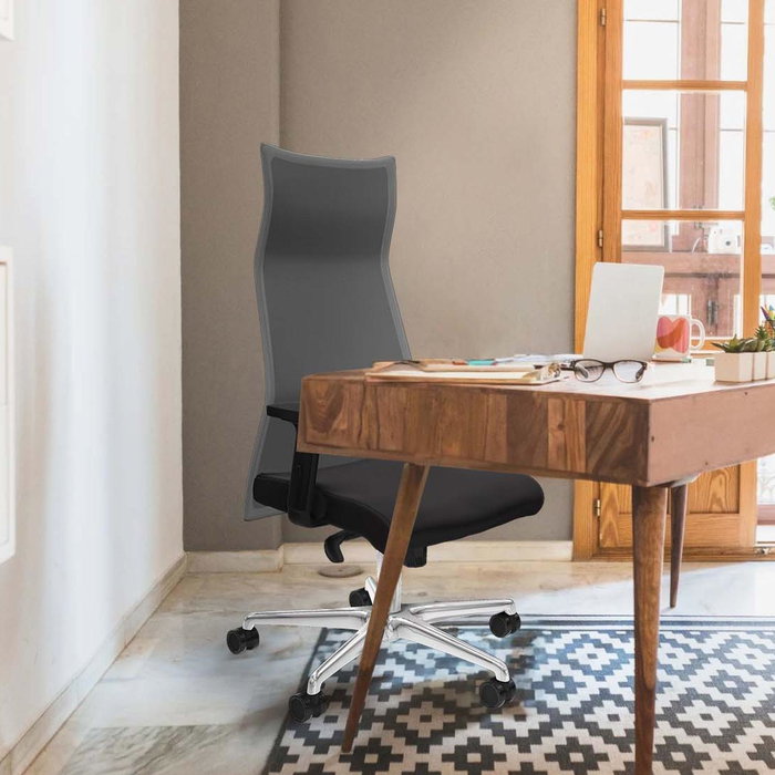 Sillón Albacete con mecanismo Sincro tapizada con Similpiel color Crema y malla color Blanco. Equipado con Base aluminio, Brazos 2D y Ruedas 65mm nailon