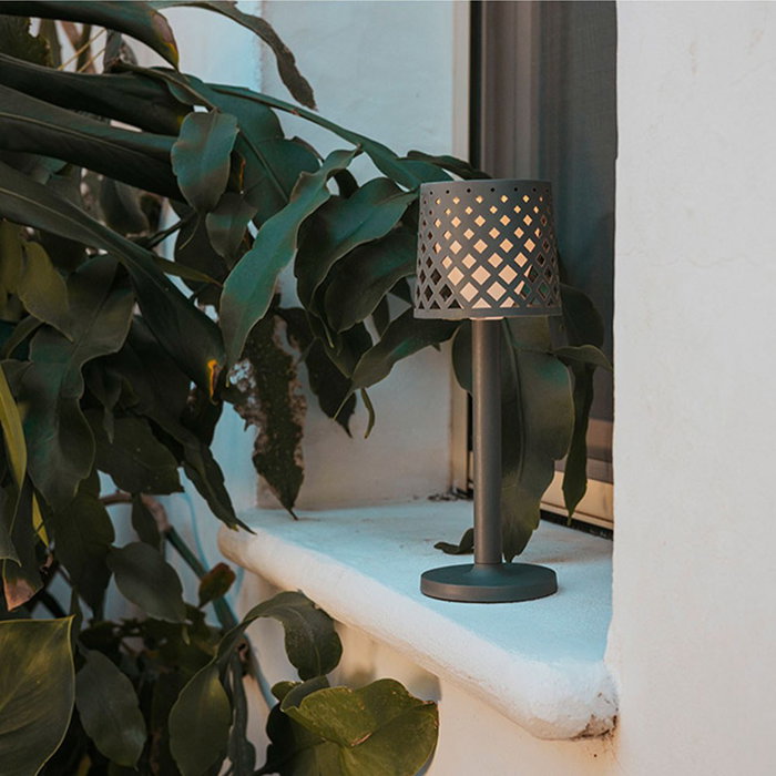 New Garden Lámpara de sobremesa táctil Gretita antracita, IP44 interior/exterior, regulable 80 lm, Ø11.7 x 31 cm, funciona con 3 pilas AAA (no incluidas), plástico reciclado