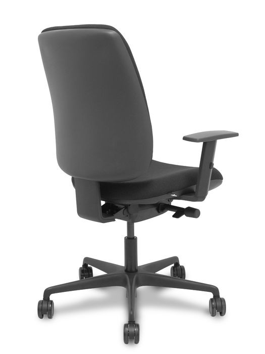 Silla de oficina Alares con mecanismo Sincro/Traslack tapizada con Tela color Negro. Equipada con Base nailon negra, Brazos 1D y Ruedas 65mm nailon