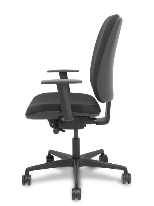 Silla de oficina Alares con mecanismo Sincro/Traslack tapizada con Tela color Negro. Equipada con Base nailon negra, Brazos 1D y Ruedas 65mm nailon