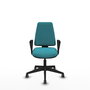 Silla de oficina Elche con mecanismo Asincro tapizada con Tela color Turquesa. Equipada con Base piramidal negra, Brazos fijos y Ruedas 65 mm parqué