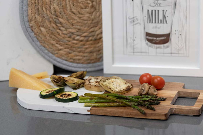 Kinvara Tabla Cortar Madera y Mármol Negro con Asa 18x1.5x38 cm (Set de 8)