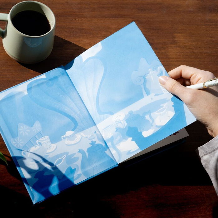 ERIK Set Cuaderno A5 y Bolígrafo Alicia en el País de las Maravillas Disney con Tapa Dura, 200 Hojas y Caja de Regalo