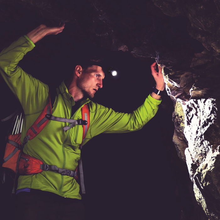 Je cherche une Idee Linterna de Cabeza LED COB - Iluminación Potente y Manos Libres para Exteriores y Hogar