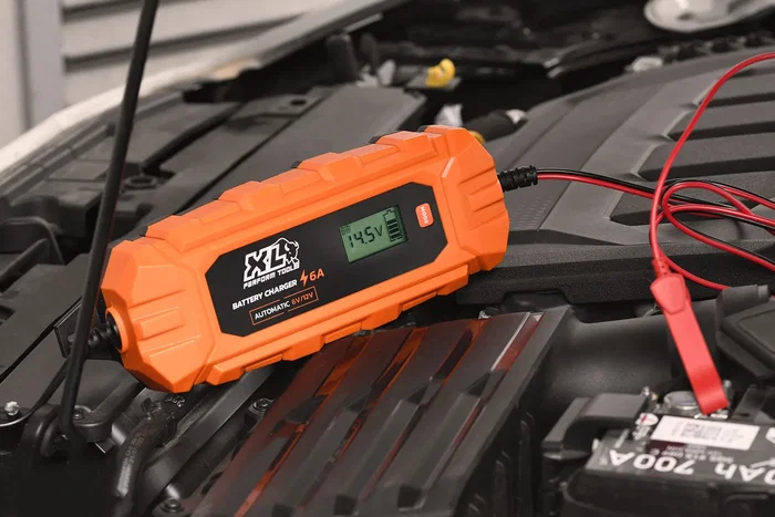 Xl Perform Tools AAAQG37804 Cargador de Batería de Coche 6A 100W 12V con Pantalla Digital IP65 3 Metros Modo Alimentación