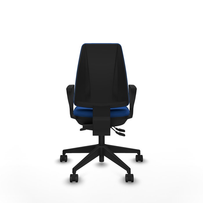 Silla de oficina Elche con mecanismo Asincro tapizada con Similpiel color Azul. Equipada con Base piramidal negra, Brazos fijos y Ruedas 65mm nailon