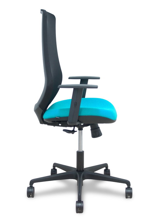 Silla de oficina Mardos con mecanismo Sincro tapizada con Tela color Turquesa y malla color Negro. Equipada con lumbar 1D, Brazos 1D y Ruedas 65mm nailon