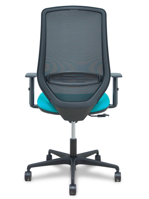 Silla de oficina Mardos con mecanismo Sincro tapizada con Tela color Turquesa y malla color Negro. Equipada con lumbar 1D, Brazos 1D y Ruedas 65mm nailon
