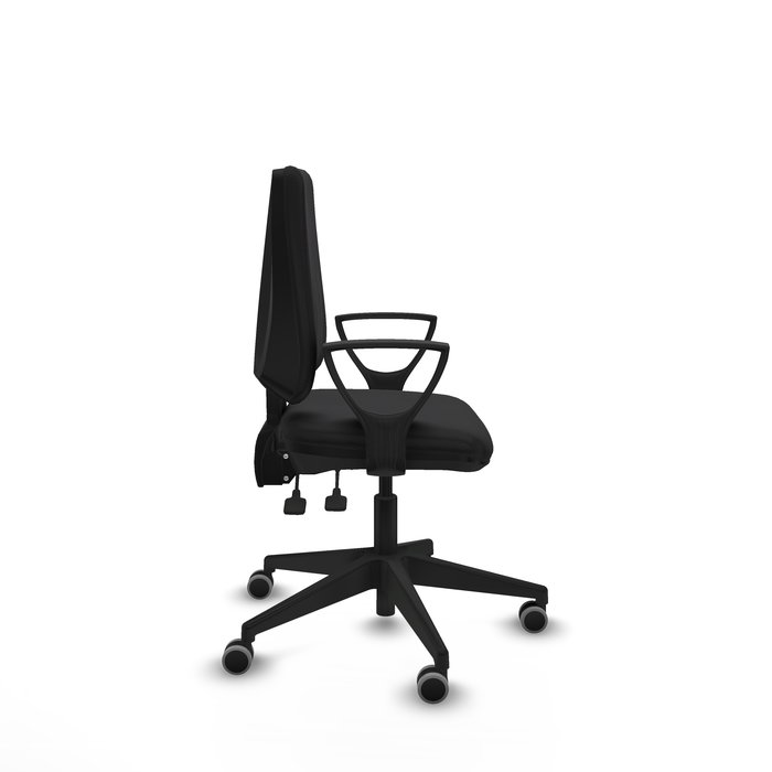 Silla de oficina Elche con mecanismo Asincro tapizada con Similpiel color Negro. Equipada con Base piramidal negra, Brazos fijos y Ruedas 65 mm parqué