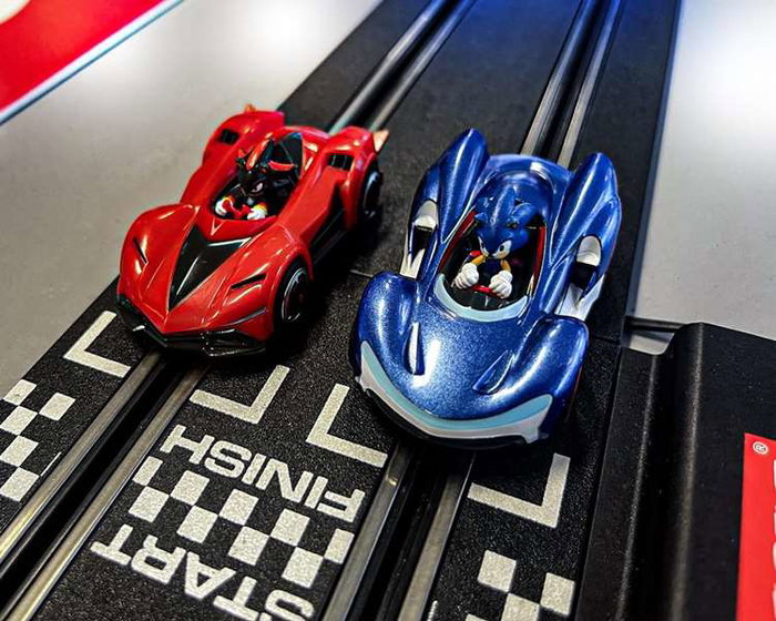 Carrera Pista Carrera Sonic The Hedgehog, Incluye 2 Coches (Sonic y Shadow), 4.9 Metros de Longitud