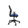 Silla de oficina Alocén con mecanismo Sincro tapizada con Tela color Azul marino y malla color Negro. Equipada con lumbar 1D, Brazos 1D y Ruedas 65mm nailon