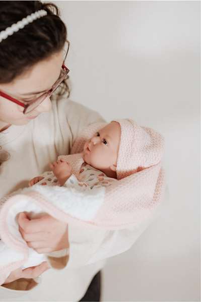 Muñecas Arias Elegance Andie - Muñeca de Peso 40 cm, Rosa con Manta, Juguete para Niños de 3 a 99 Años