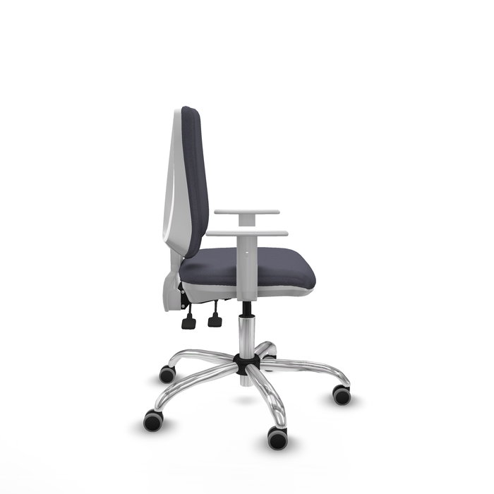 Silla de oficina Elche con mecanismo Asincro tapizada con Tela color Gris oscuro. Equipada con Base cromada, Reposabrazos blancos y Ruedas 65 mm parqué