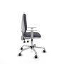 Silla de oficina Elche con mecanismo Asincro tapizada con Tela color Gris oscuro. Equipada con Base cromada, Reposabrazos blancos y Ruedas 65 mm parqué