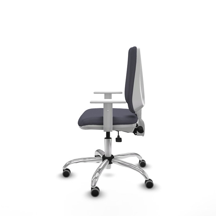Silla de oficina Elche con mecanismo Asincro tapizada con Tela color Gris oscuro. Equipada con Base cromada, Reposabrazos blancos y Ruedas 65 mm parqué