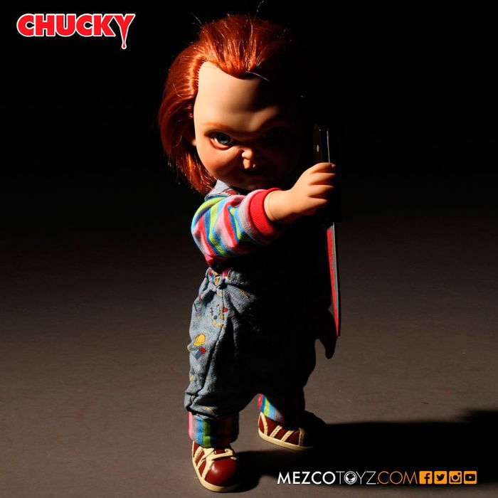 MEZCO TOYZ Muñeco Chucky El Muñeco Diabólico con Sonido y Frases, Figura de Acción de 38cm en PVC con Ropa Real y 7 Puntos de Articulación